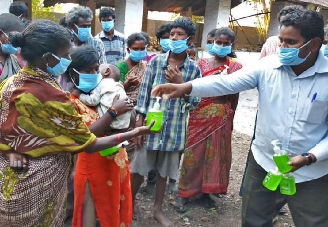 De Indiase evangelist Pulipati deelt in sloppenwijken deelt mondkapjes en desinfecterende handgel uit. Deze hulp kan hij bieden dankzij de Nederlandse vrijwilligers van HVC-werkgroep 'Living Bread'.