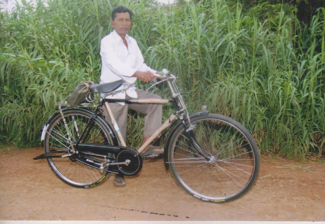 Dominee M. Vijayaratnam met zijn nieuwe fiets