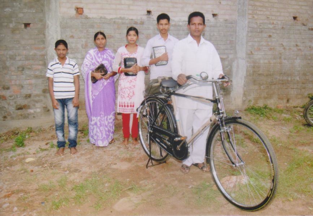 Dominee Krupunandam met zijn nieuwe fiets