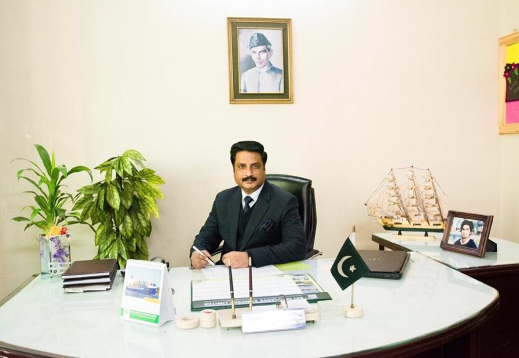Een foto van Sandhu in zijn kantoor