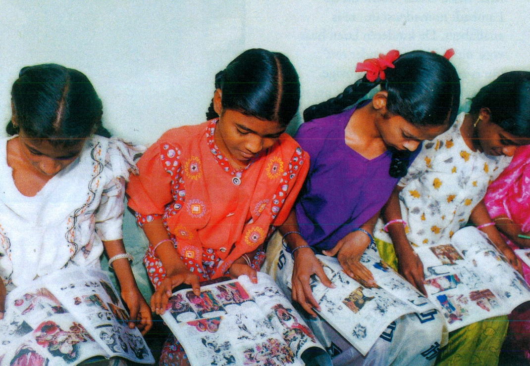 Meisjes bekijken de evangelisatiebrochures