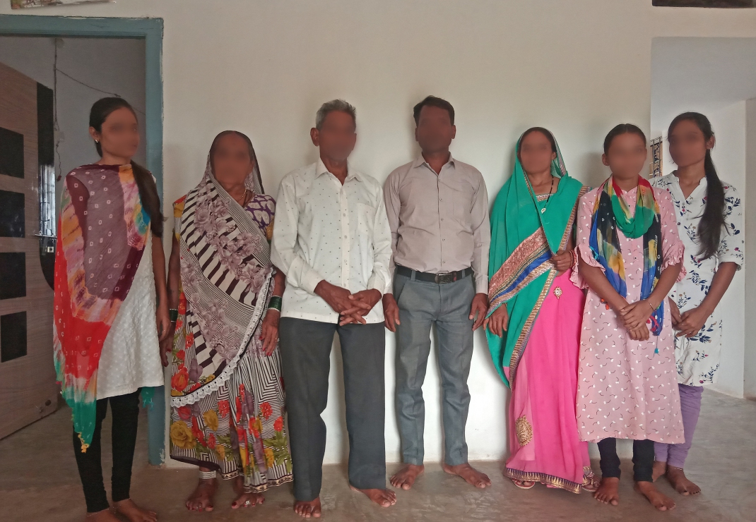 Evangelist Rani Gupta (midden) met zijn familie