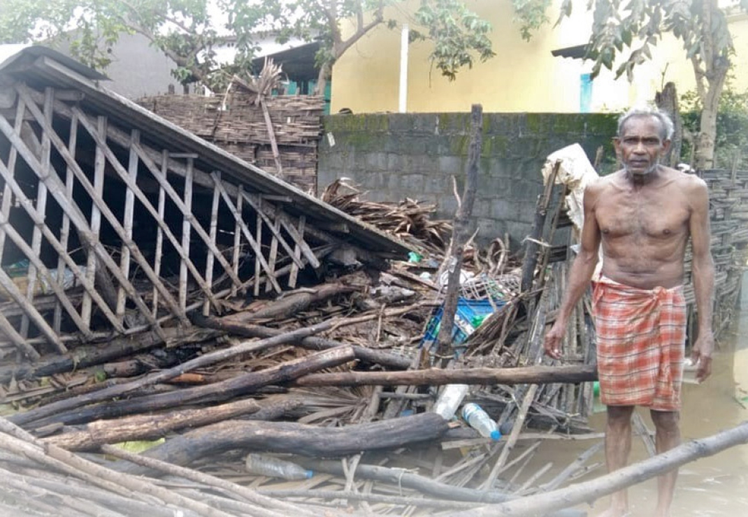 Een verwoeste woning na overstromingen in India