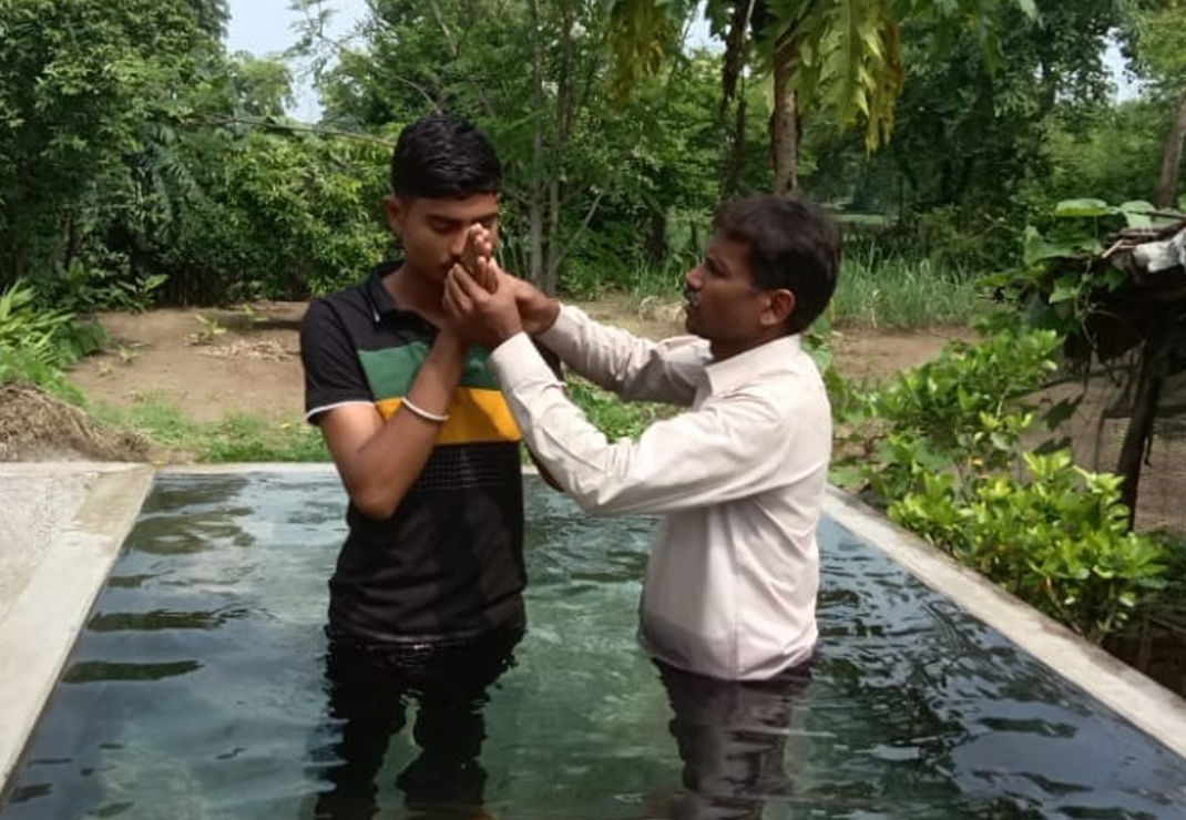 Een Indiase evangelist bedient de doop in Chhattisgarh