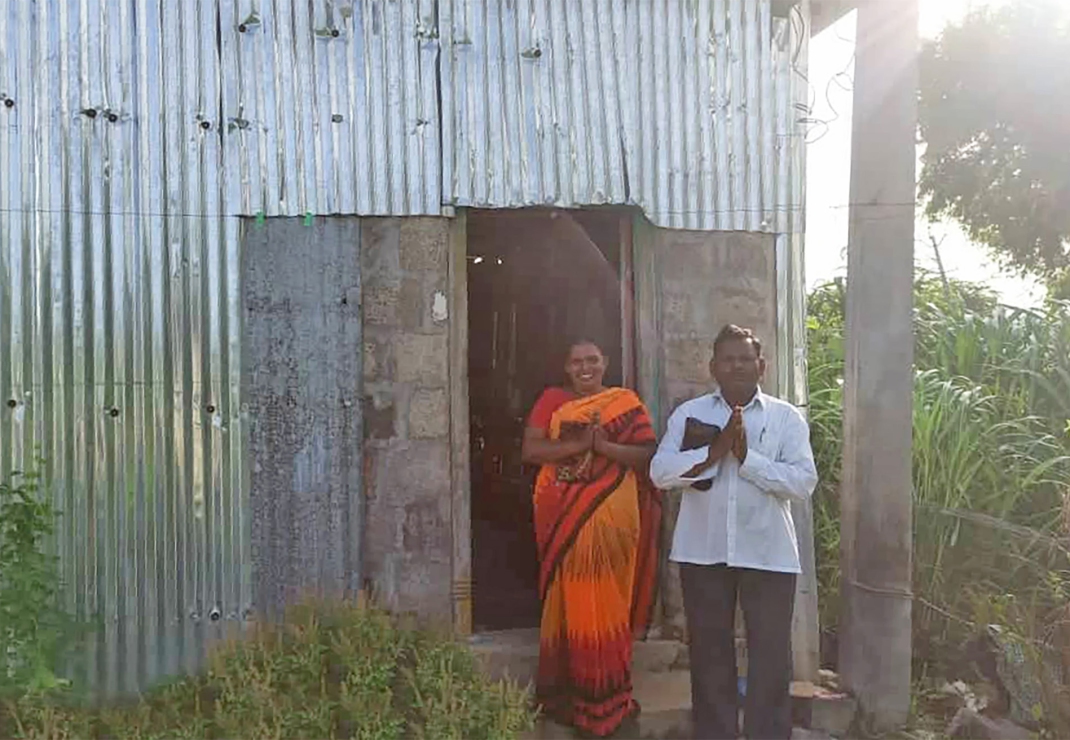 Evangelist Ananda Babu en zijn vrouw bij hun tijdelijke woonruimte