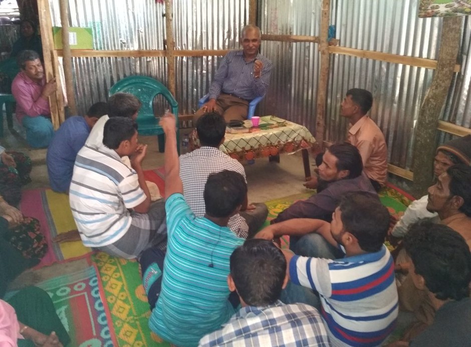 Bijbelcursus voor Rohingya christenen in een hutje in het vluchtelingenkamp