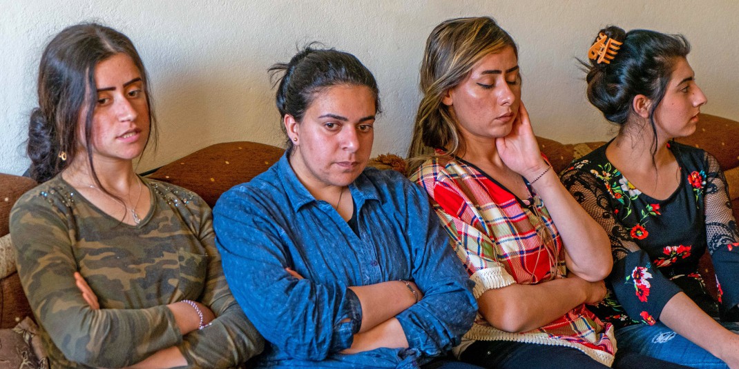 Deze vrouwen zijn bevrijd uit handen van IS. Foto: Cees van der Wal
