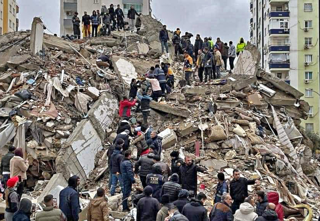 Enorme flatgebouwen zijn ingestort als kaartenhuizen