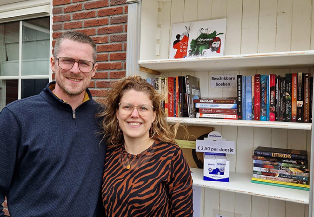HVC-vrijwilligers Ferdinand en Lianne de Landmeter voor hun mini-bibliotheek
