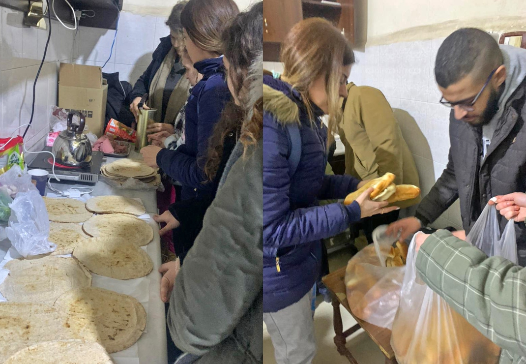Vrijwilligers maken voedselpakketten in de kerk