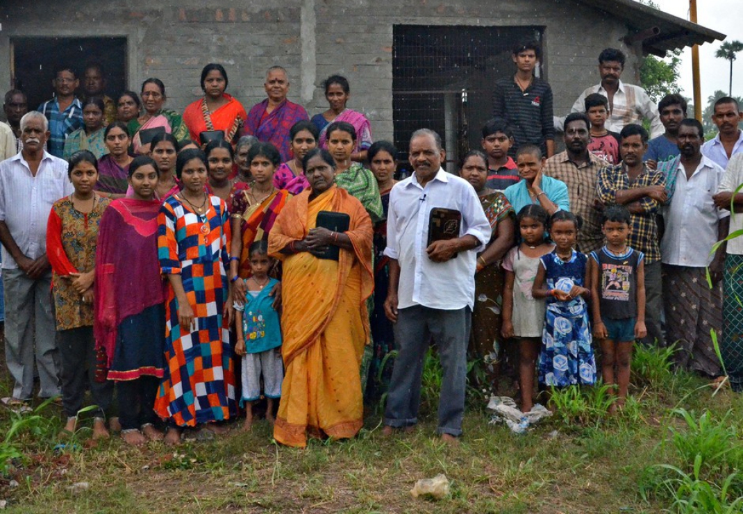 Evangelist met zijn gemeente in India