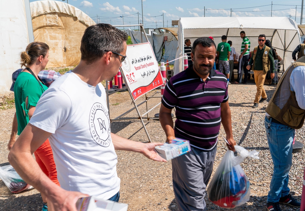 Noodhulpgoederen uitdelen in Irak. Foto: Cees van der Wal