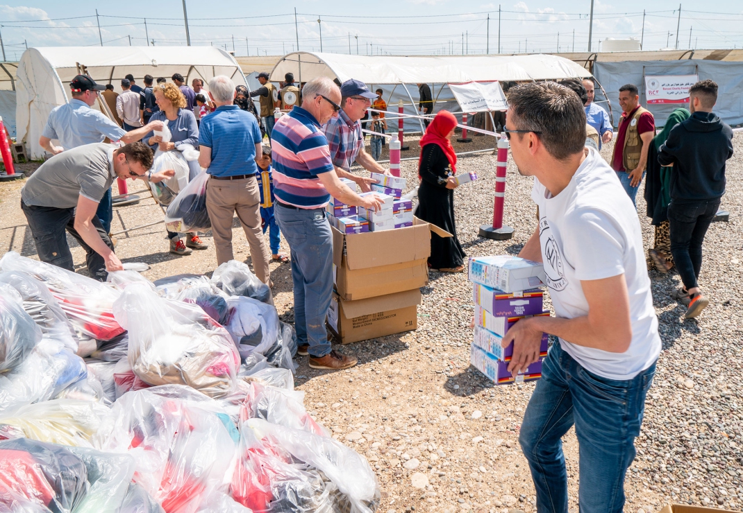Noodhulpgoederen uitdelen in Irak. Foto: Cees van der Wal