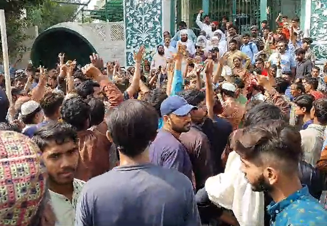 Een grote groep vertrekt vanaf een moskee richting de christelijke wijk