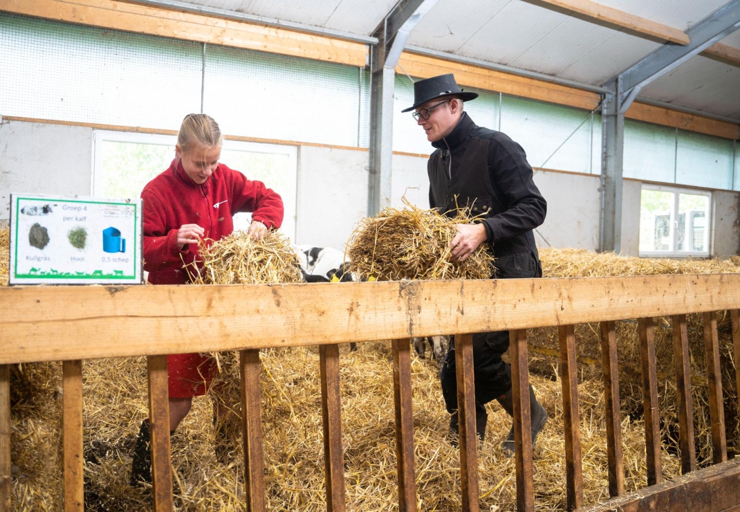 Op de boerderij werken ook veel hulpboeren en -boerinnen