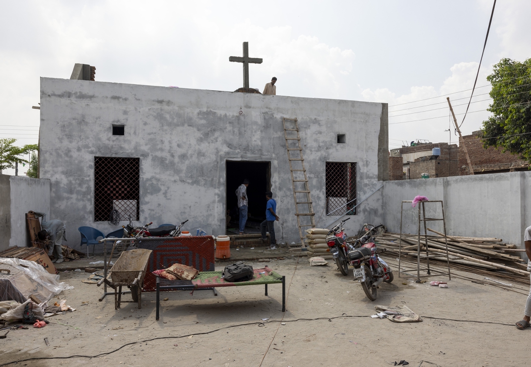 In Jaranwala (Pakistan) proberen christenen het leven weer op te pakken na de gewelddadige aanvallen vorige maand. Verwoeste kerken worden hersteld. 