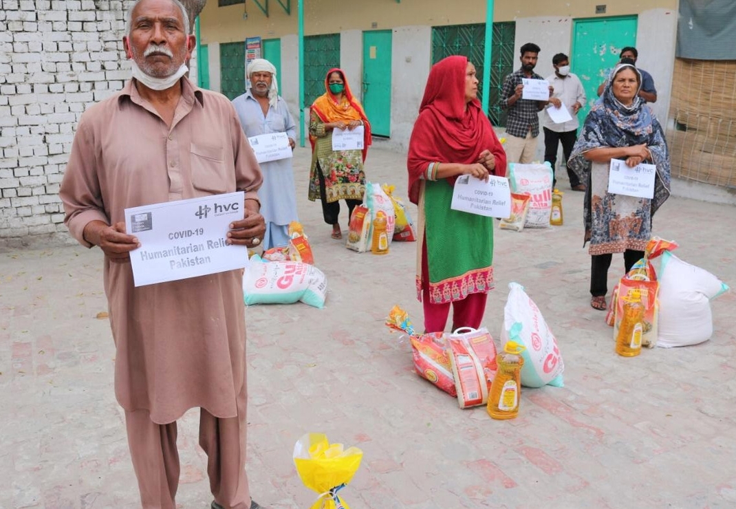 Verdelen van voedselpakketten in Pakistan