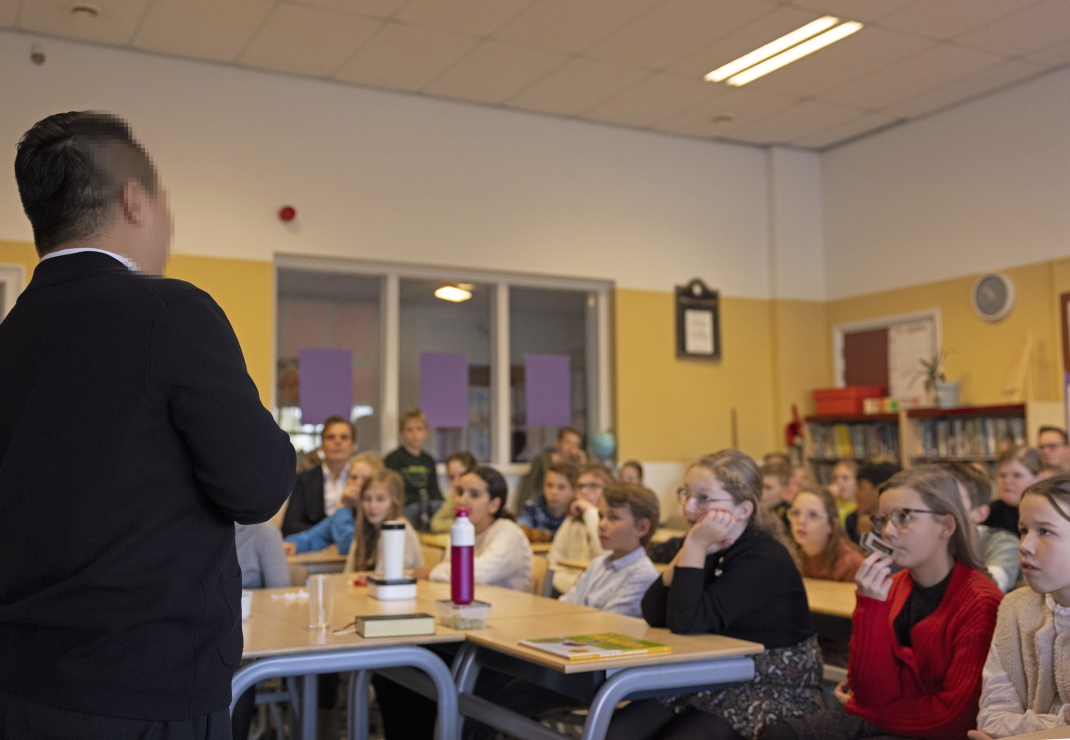 Woensdag 15 november bezocht broeder Lee de School met de Bijbel in Gameren