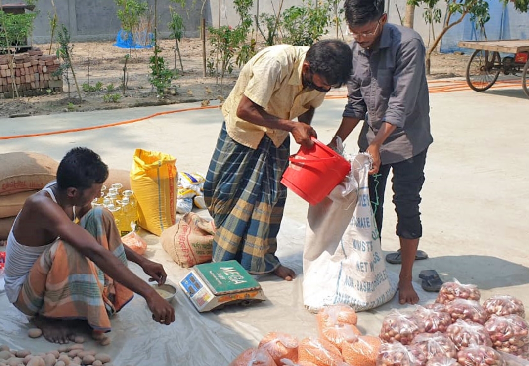 Het uitdelen van voedsel in Bangladesh