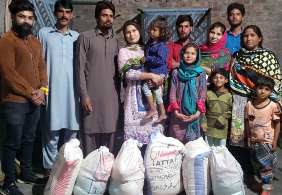 Deze Pakistaanse families ontvingen voedsel voor een maand.