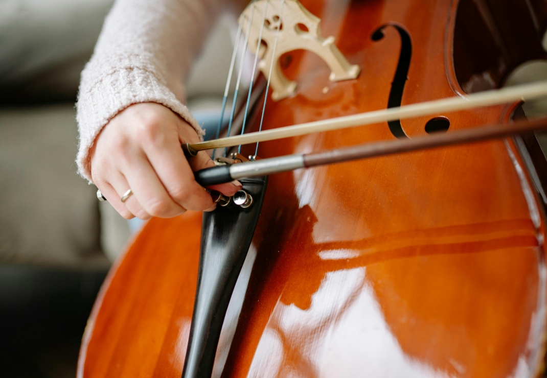 De koren worden begeleid op cello, viool, orgel en vleugel