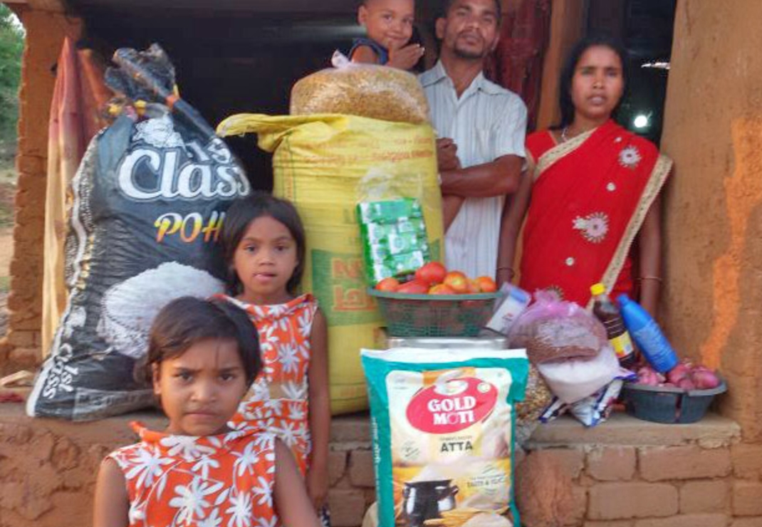De Indiase evangelist Shiva, zijn vrouw en drie kinderen konden een maand verder dankzij een voedselpakket