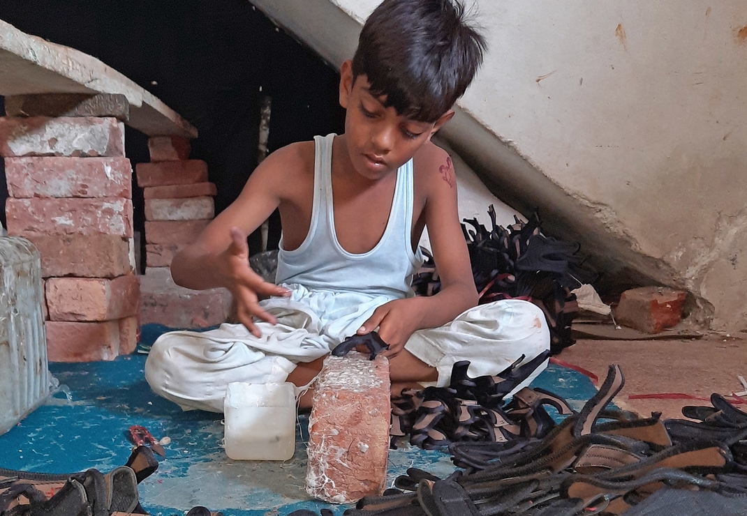 Yashwa (9) uit Pakistan is op dit moment de enige kostwinner in zijn gezin. Maar de € 0,50 die hij per dag verdient, is lang niet genoeg om voor zijn zieke vader, zijn moeder en drie zusjes te zorgen