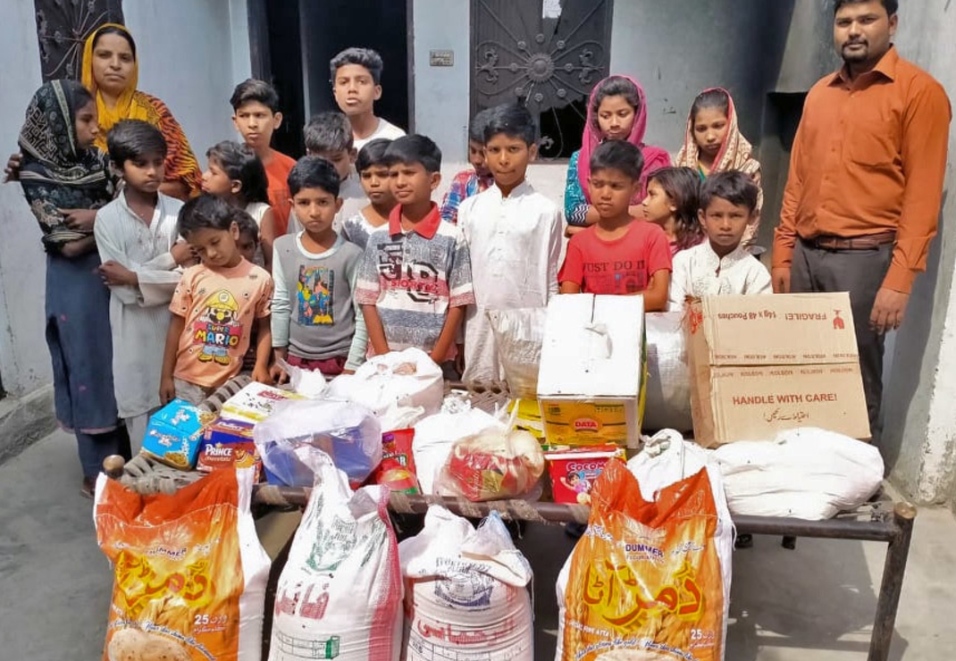 Rashid (rechts op de foto) uit Pakistan: “Wij en de weeskinderen die we opvangen in ons huis waren aan het bidden om voedsel. Al dagenlang was ons bord leeg. We zijn verwonderd dat de Heere Jezus u gezonden heeft om ons voedsel te brengen."