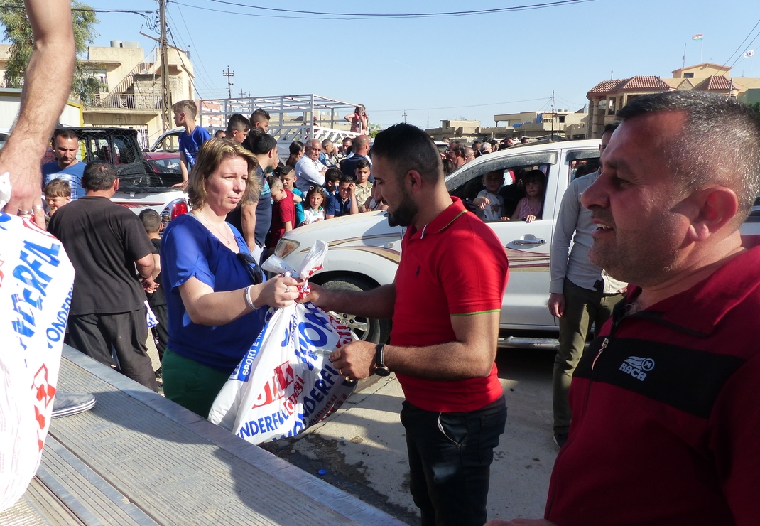 HVC vrijwilligster Marijke deelt pakketten uit in Irak