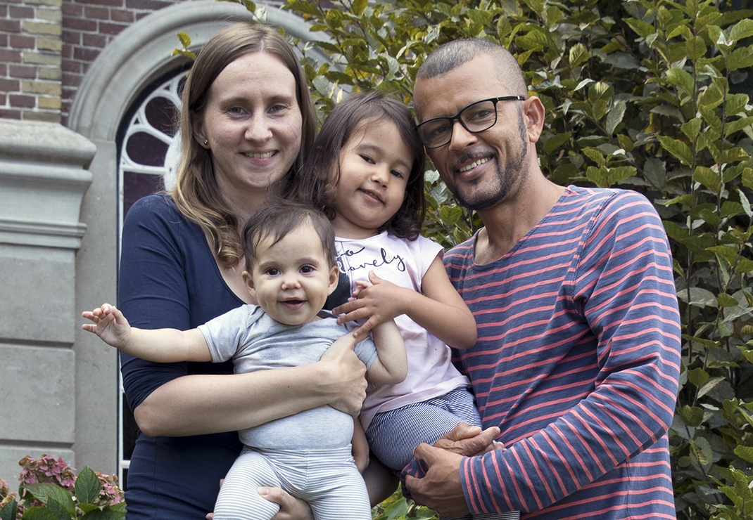 Magno, Lieke en hun twee dochters Pérola en Nina