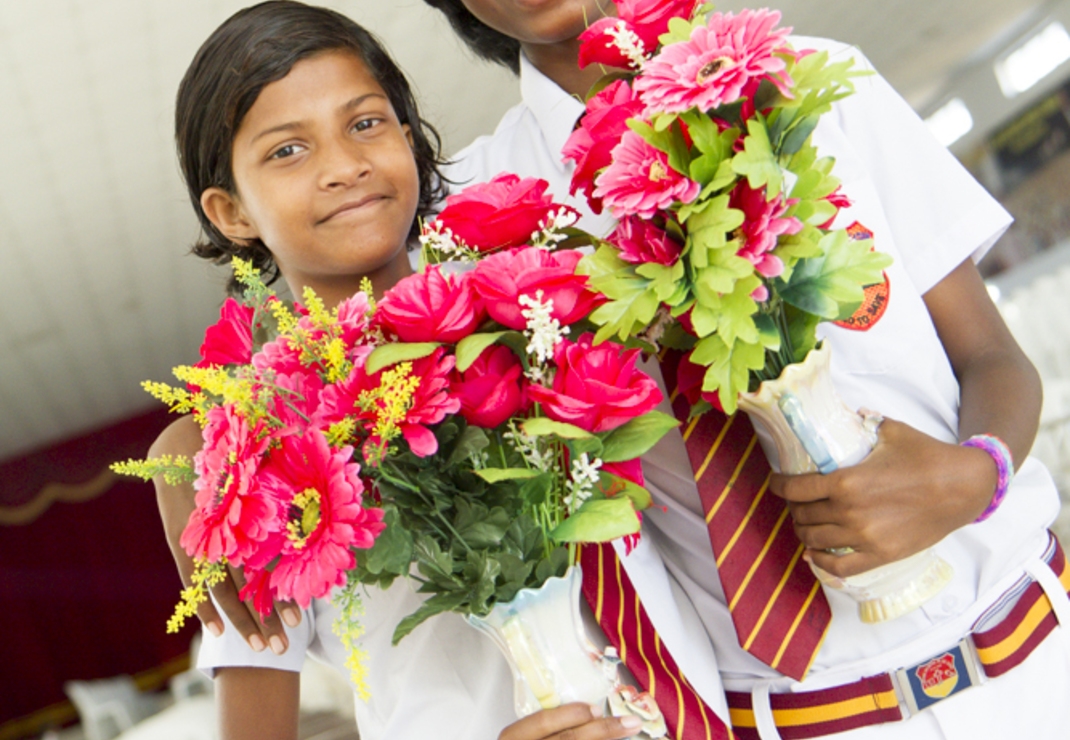 Bloemen bij de uitreiking van diploma's