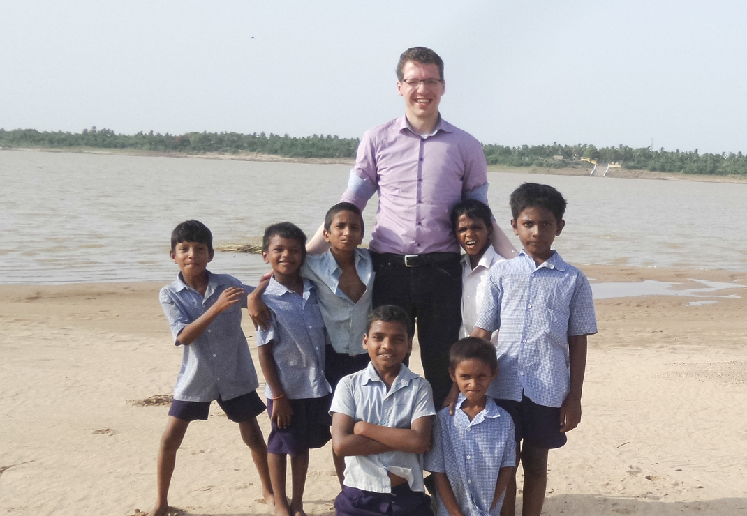 Jan Dirk van Nifterik met de kinderen op het strand