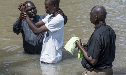 Jan Dirk bezocht Oeganda: “In een rivier werden 23 mensen gedoopt”
