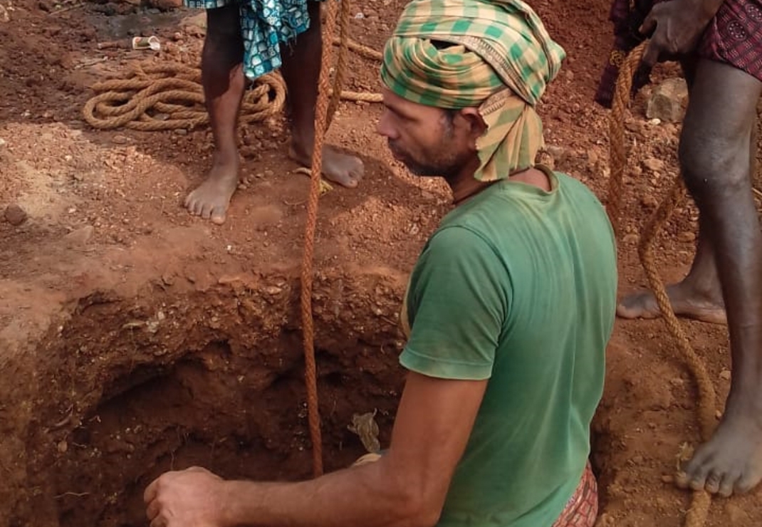 Aanleg van de nieuwe waterput in Odisha