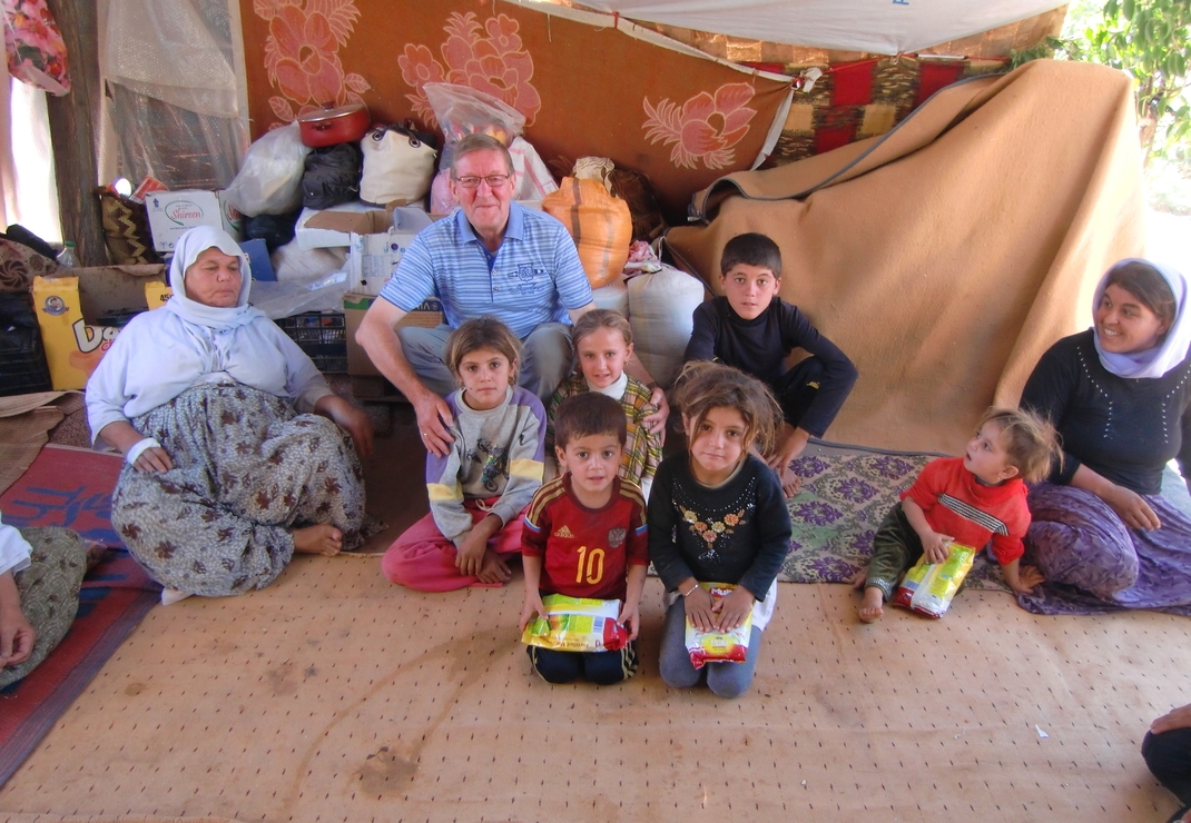 Directeur Jan Bor met een gevlucht gezin