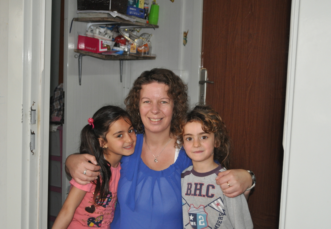 Vrijwilliger Marijke met twee Irakese meisjes