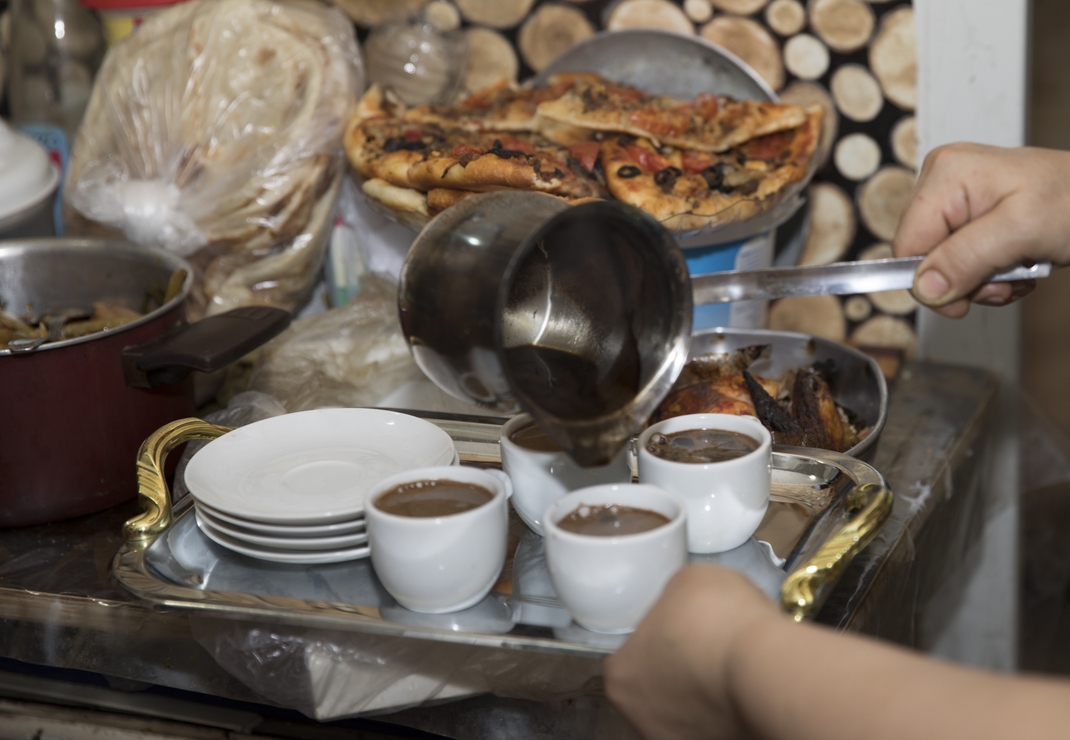 Overal wordt Arabische koffie ingeschonken