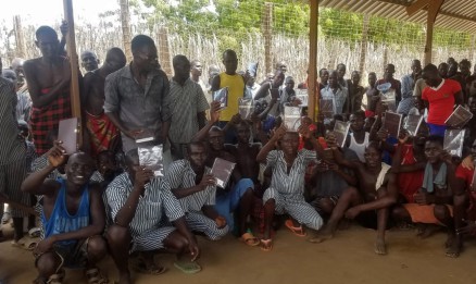 Bijbels uitgedeeld in gevangenissen Kenia