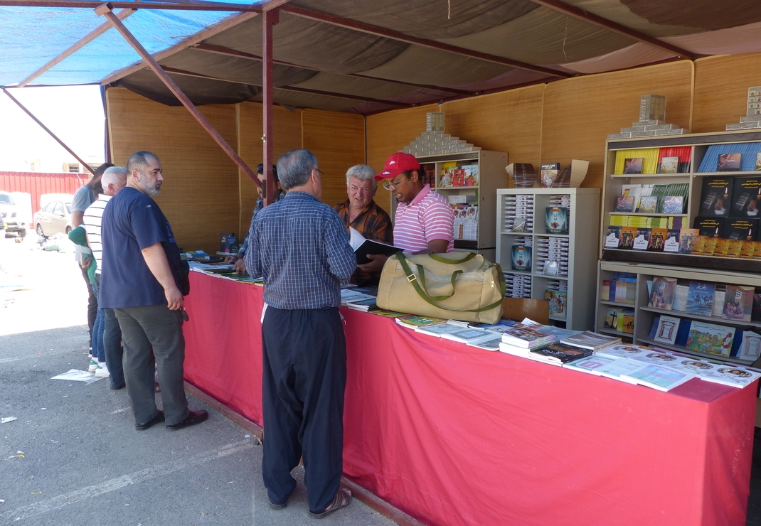 De boekenkraam met Bijbels, midden op de markt in Irak!