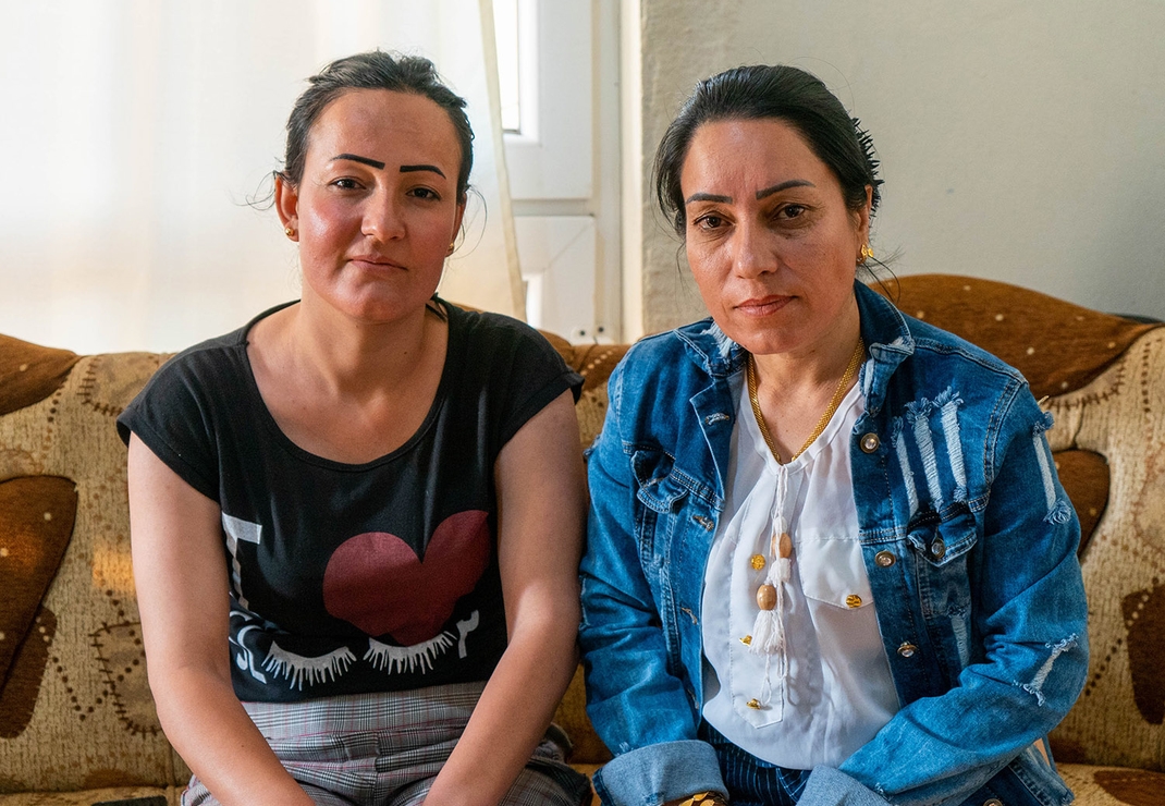 Een Jezidi vrouw (links) en een begeleidster van een hulpproject in één van de naaiateliers. Foto: Cees van der Wal