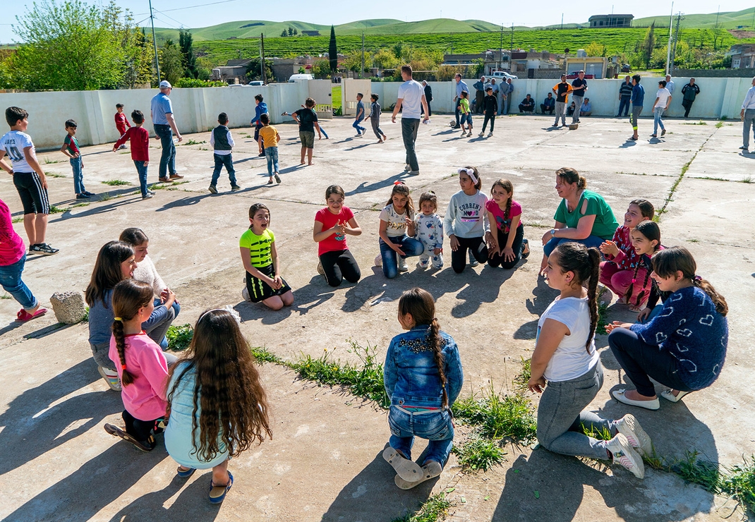 De teamleden nemen de tijd om te spelen met de kinderen. Foto: Cees van der Wal