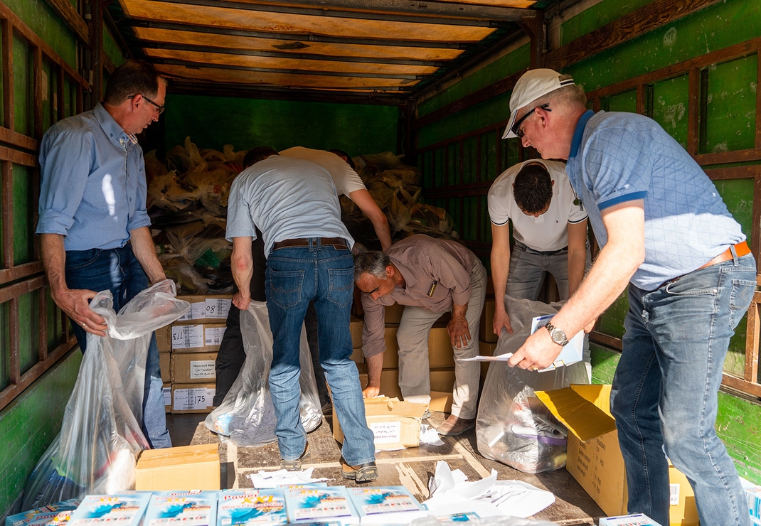 Voorbereidingen om pakketten uit te gaan delen. Foto: Cees van der Wal