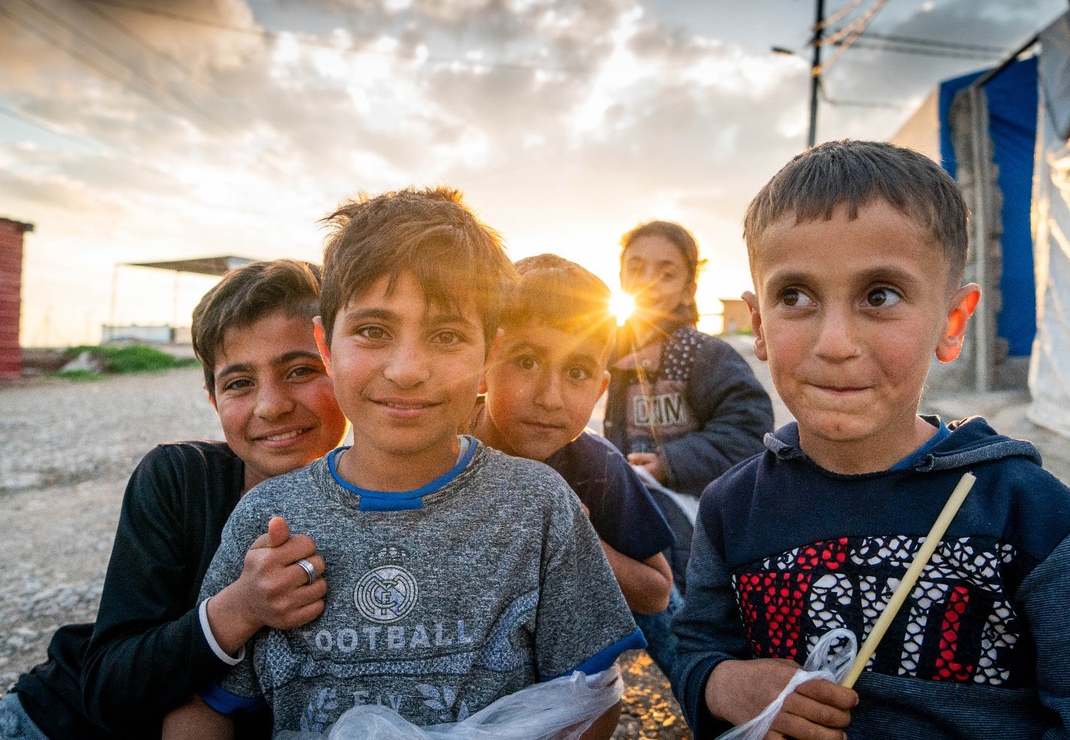Deze kinderen uit het vluchtelingenkamp zijn blij met hun hulppakket. Foto: Cees van der Wal