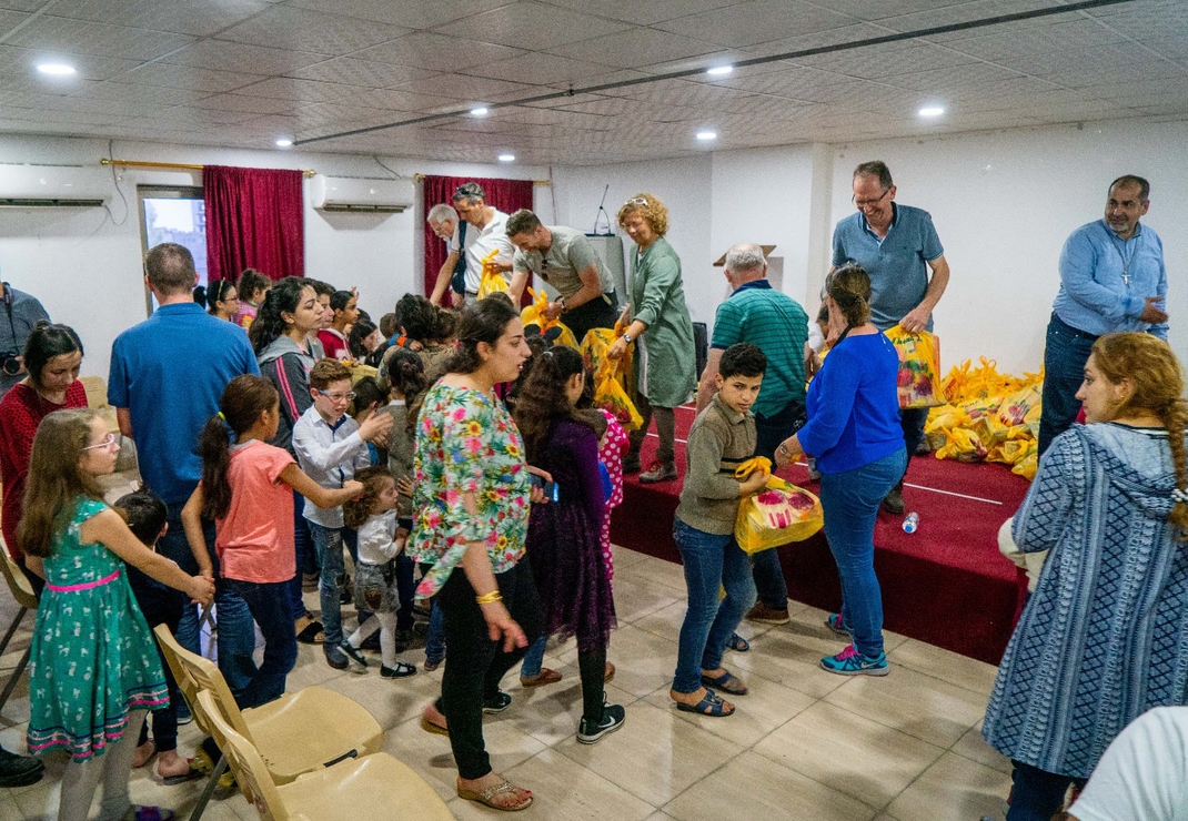 Hulppakketten uitdelen tijdens speciale evangelisatiebijeenkomsten vlak voor Pasen. Foto: Cees van der Wal