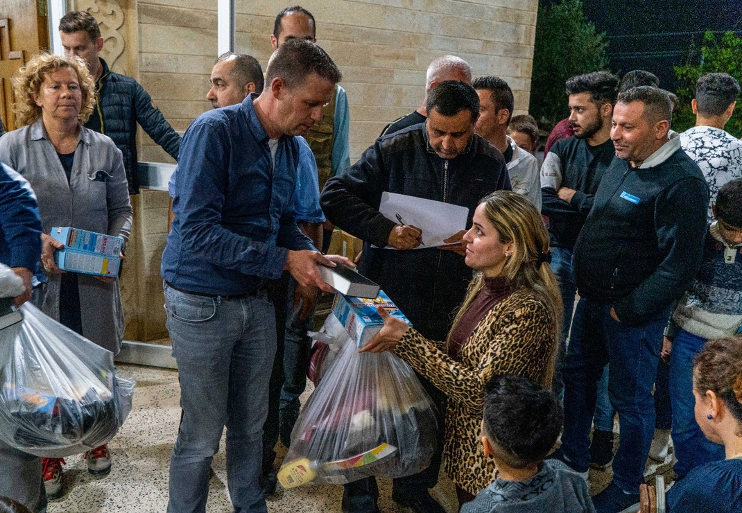 Het uitdelen van noodhulppakketten is een grote bemoediging voor de Irakezen. Foto: Cees van der Wal