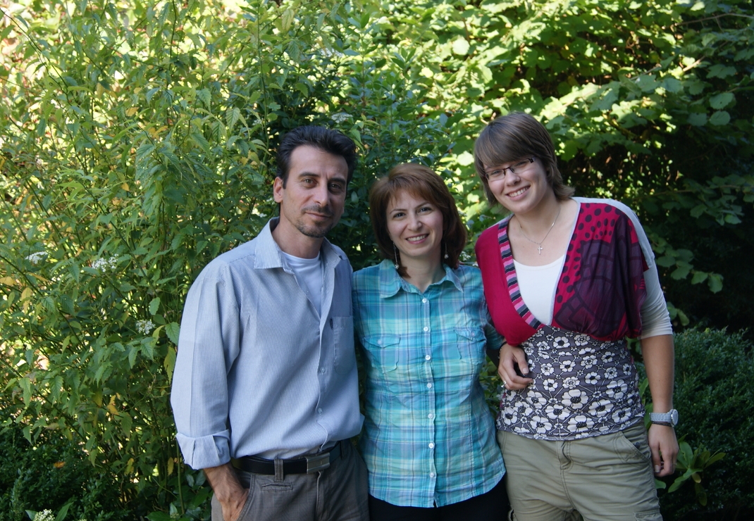 Pastor Vahik, zijn vrouw Sonja en medewerkster Liesbeth 