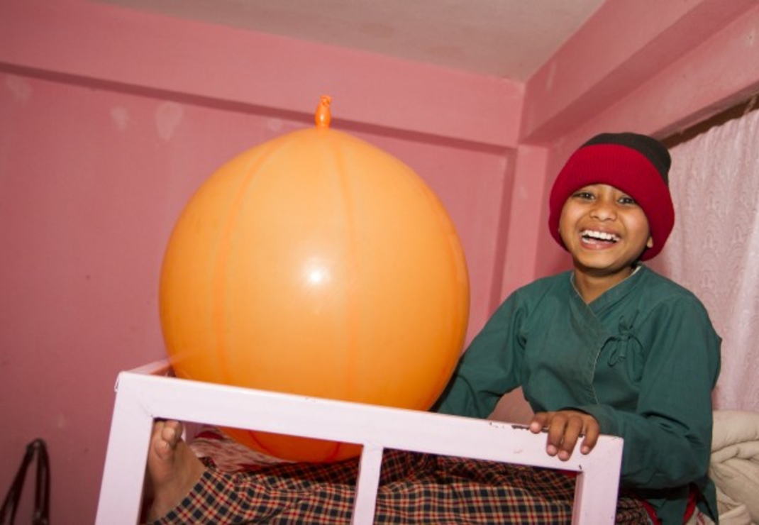 Fatherhouse Kathmandu: blij met een ballon