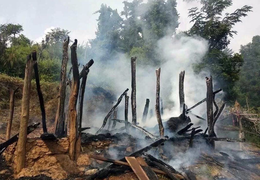  Titel	Foto	Beheren	Sortering Chepang-kinderen			 Een gezin zag onlangs hun huis in vlammen opgaan, toen ze een vuur hadden gemaakt om de kou te verdrijven.