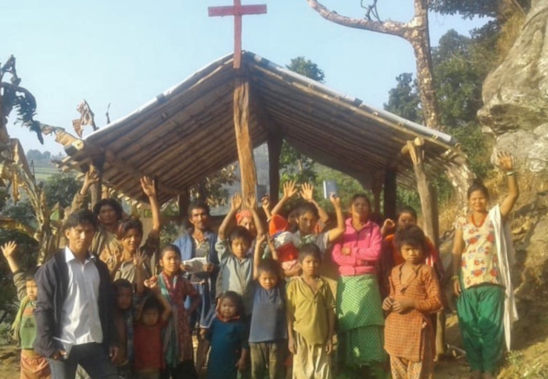 Het uitdelen van hulp en Evangelie aan de Chepang gaan hand in hand