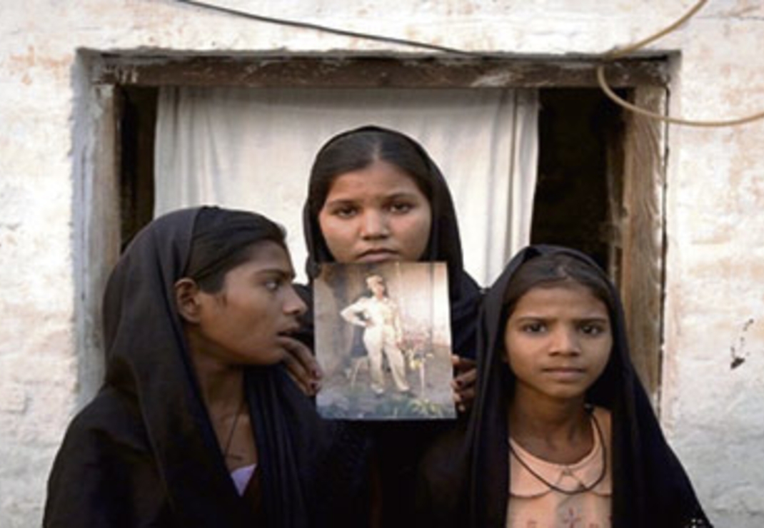 Dochters van Asia Bibi poseren met foto van hun moeder